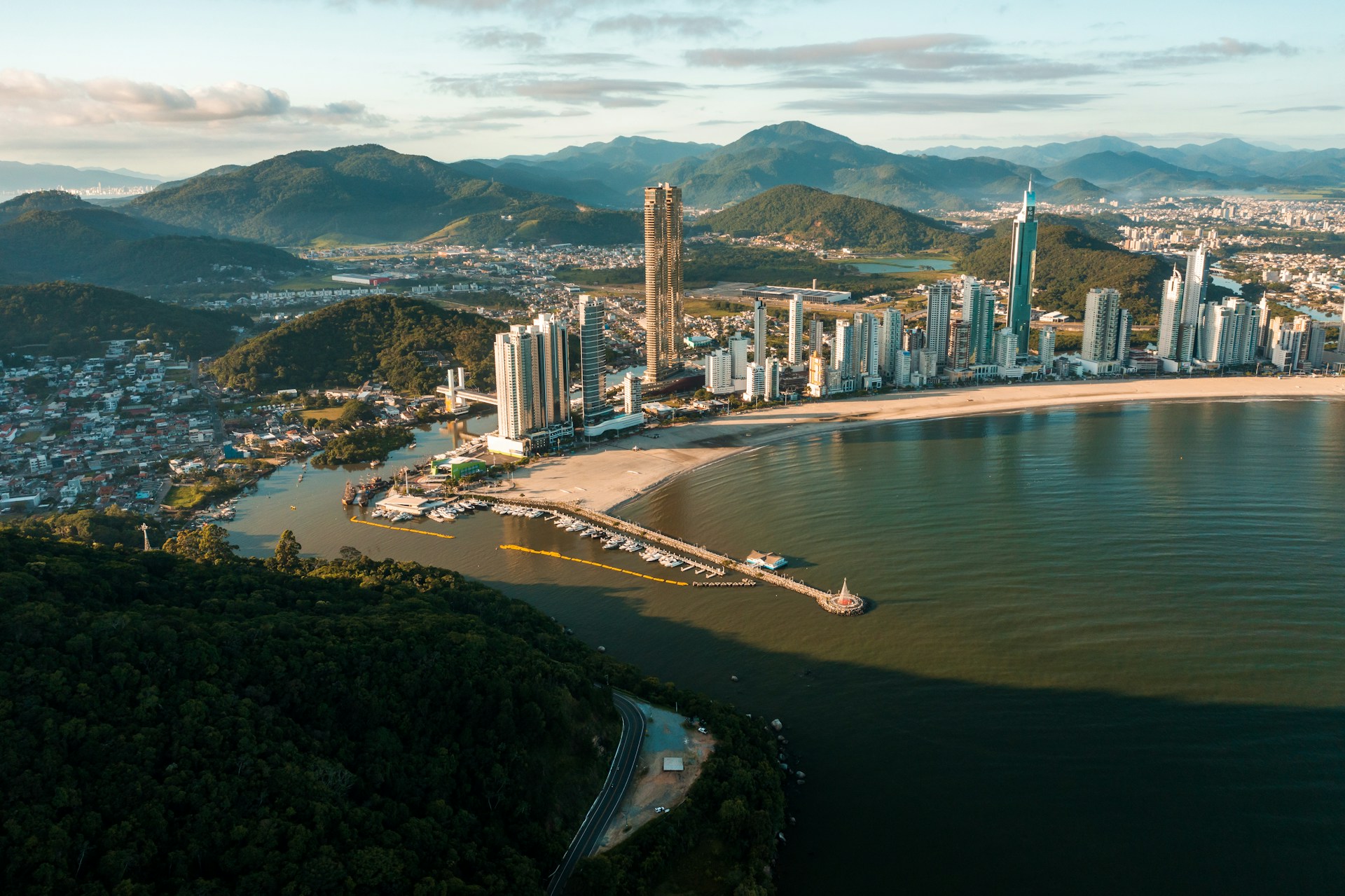 Balneário Camboriú 2026: Agentes de IA no Comando da "Dubai Brasileira"